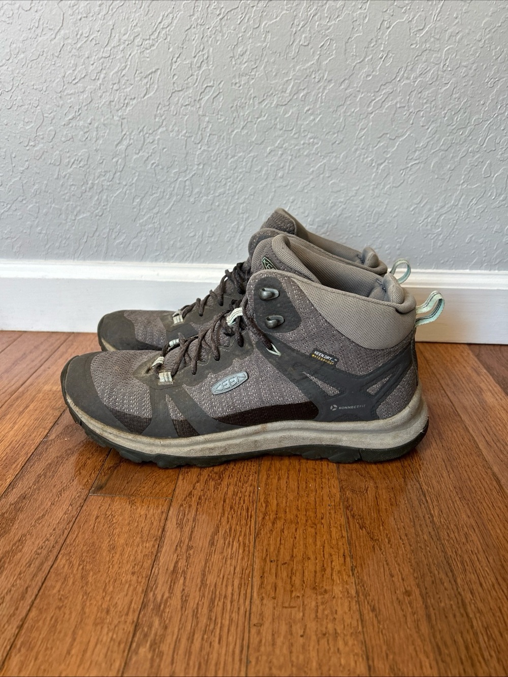 Keen Women's Terradora 2 Waterproof Mid Height Hiking Boot Magnet Ocean Wave 9.5